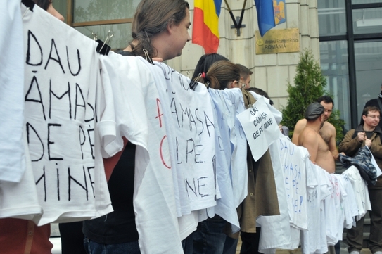 Coaliţia pentru Fonduri Structurale, dezbateri şi protest la ministerul Finanţelor (Epoch Times România)