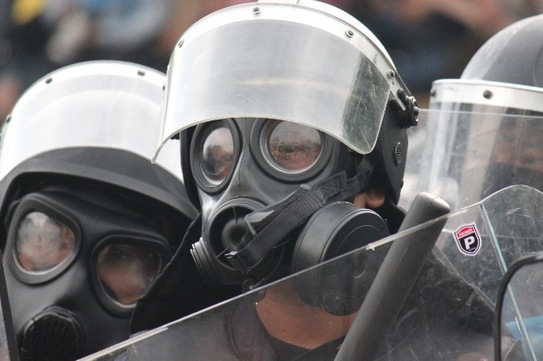 Poliţie tailandeză pichetând grupul regalist Pitak Siam la o demonstraţie în Piaţa Regală, Bangkok, 24 noiembrie 2012 (Cameron McKinley / The Epoch Times)