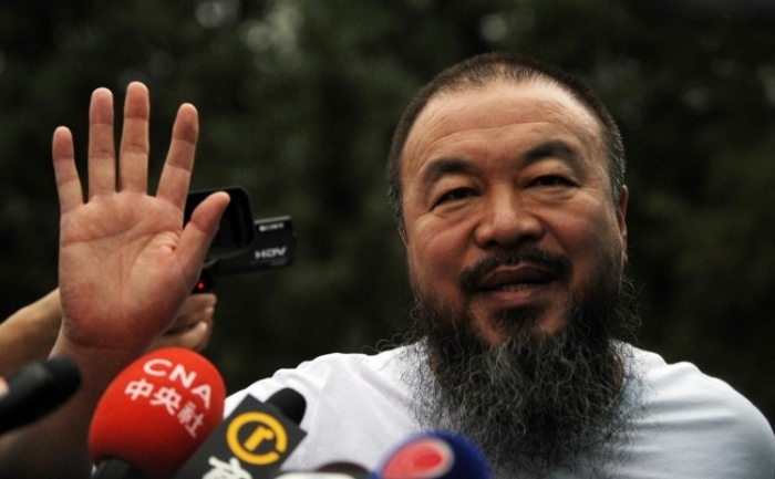 Artistul chinez dizident Ai Weiwei vorbind presei straine din studioul sau in Beijing, iunie 2011