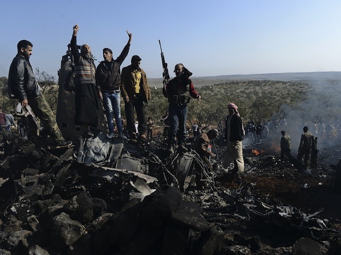 Rebeli sirieni sărbătorind doborârea unui avion de luptă sirian la Daret Ezza, 28 noiembrie 2012 (Francisco Leong / AFP / Getty Images)