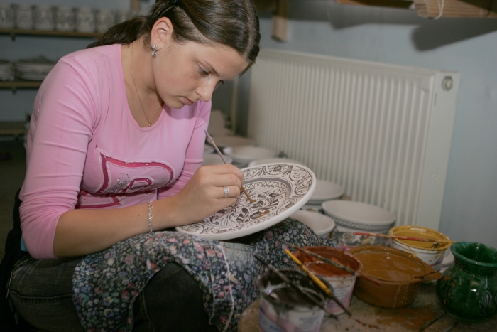 Atelier de olărit. Pictură pe ceramică (Epoch Times România)