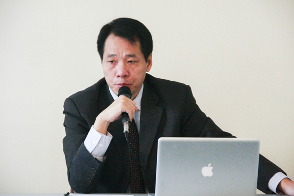 Tang Baiqiao, fost lider al Mişcării Studenţeşti din Piata Tiananmen, la o conferinţă de presă în 2 decembrie 2012