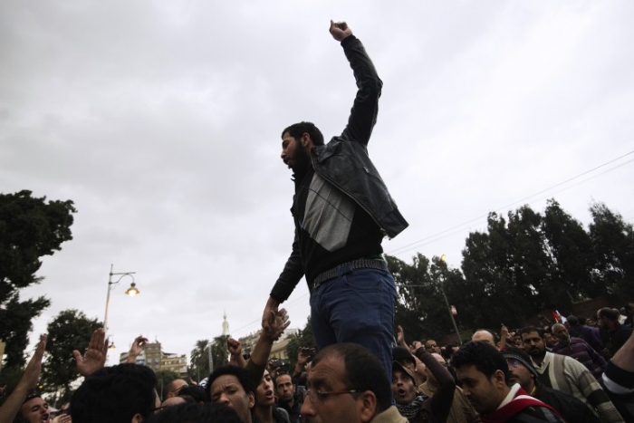 Demonstranţi egipteni în afara Palatului Prezidenţial din Cairo, 5 decembrie (Gianluigi Guercia / AFP / Getty Images)