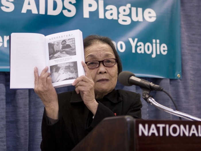 
Gao Yaojie vorbeşte la Clubul Naţional de Presă din Washington despre lansarea cărţii sale "Dezastrul sângelui: 10.000 de scrisori", la 1 decembrie 2009. Gao a atras atenţia asupra politicii oficialilor partidului din Henan de distrugere cu buldozerul a mormintelor celor care au murit din cauza unei epidemii de SIDA de care aceştia sunt responsabili.

