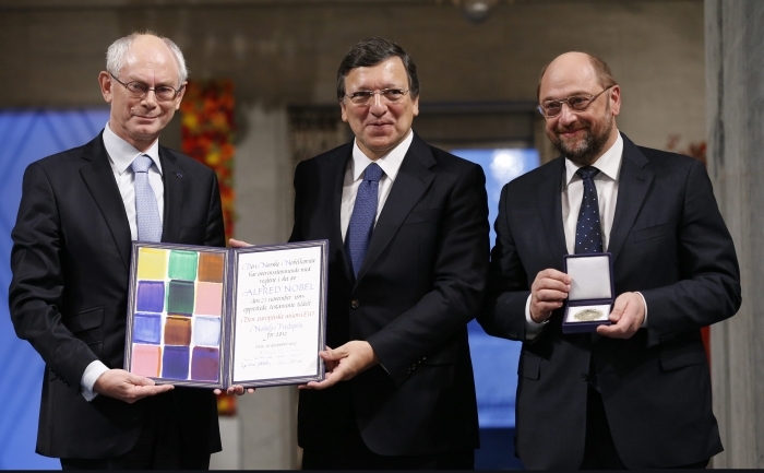 (ST-DR)Preşedintele Consiliului European, Herman Van Rompuy, preşedintele  Comisiei Europene, Jose Manuel Barroso, şi preşedintele PE, Martin  Schulz, au acceptat, luni, la Oslo, în numele UE, Premiul Nobel pentru  Pace acordat Uniunii la 12 octombrie.