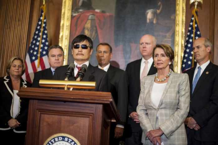 Activistul orb Chen Guangcheng vorbind cu presa în Washington, D.C., după o întâlnire cu preşedintele Camerei John Boehner şi liderul minorităţii Nancy Pelosi.