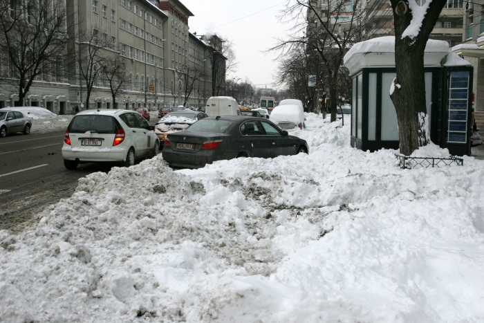 Iarna în Bucureşti, maşini blocate de zăpadă (Epoch Times România)