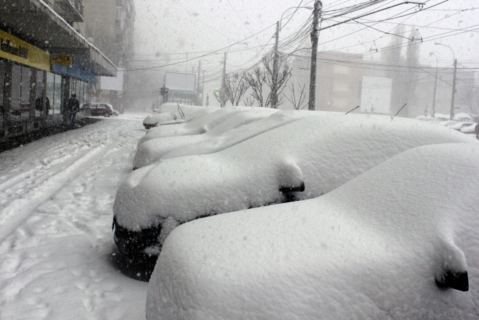 Iarna în Bucureşti, maşini acoperite de zăpadă