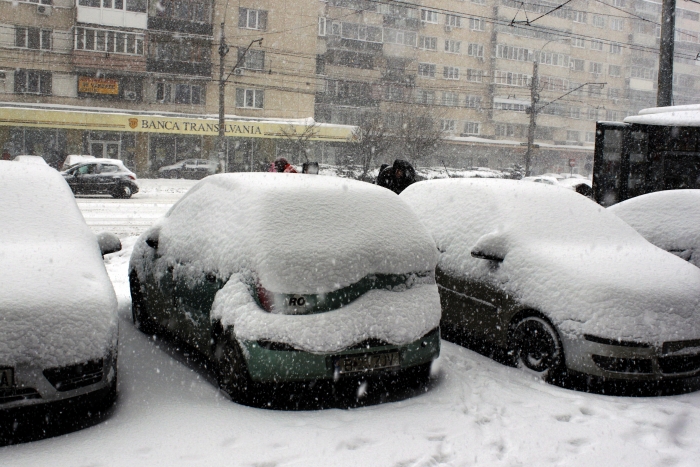 Iarna în Bucureşti, maşini blocate de zăpadă