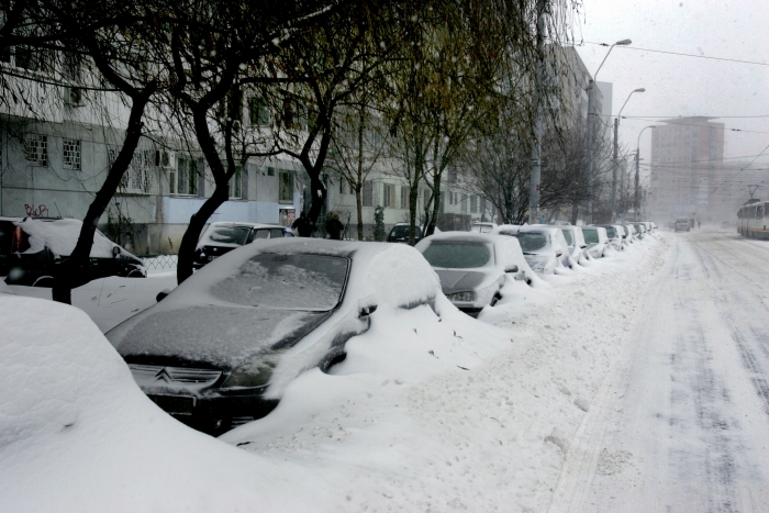 Iarna în Bucureşti, maşini blocate de zăpadă (Epoch Times România)