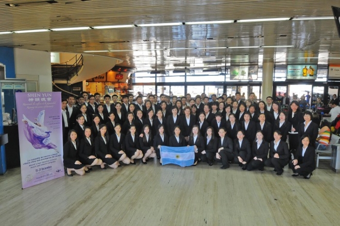 Artiştii şi personalul companiei internaţionale Shen Yun Performing Arts sosesc la Aeroportul Internaţional Ezeiva din Buenos Aires, Argentina, 9 decembrie 2012.
