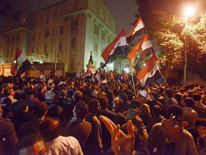 Manifestanţii egipteni se adună în faţa palatului prezidenţial din Cairo, 4 decembrie. (Gianluigi Guercia / AFP / Getty Images)