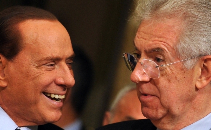 Silvio Berlusconi şi actualul premier italian, Mario Monti. (ALBERTO PIZZOLI / AFP / Getty Images)