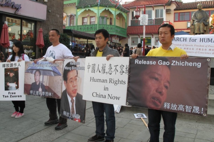 Protestatarii din Los Angeles au solicitat eliberarea prizonierului de conştiinţă Gao Zhisheng la 9 decembrie, cu o zi înainte de Ziua Drepturilor Omului. În partea dreapta este Sun Yong, un membru al Grupului Chinez de Protecţie a Drepturilor Omului, iar la stânga lui este Zhang Jun, un fost şofer de taxi din China, care a văzut corupţia regimului şi acum locuieşte în Statele Unite ale Americii. (Liu Fei / The Epoch Times)