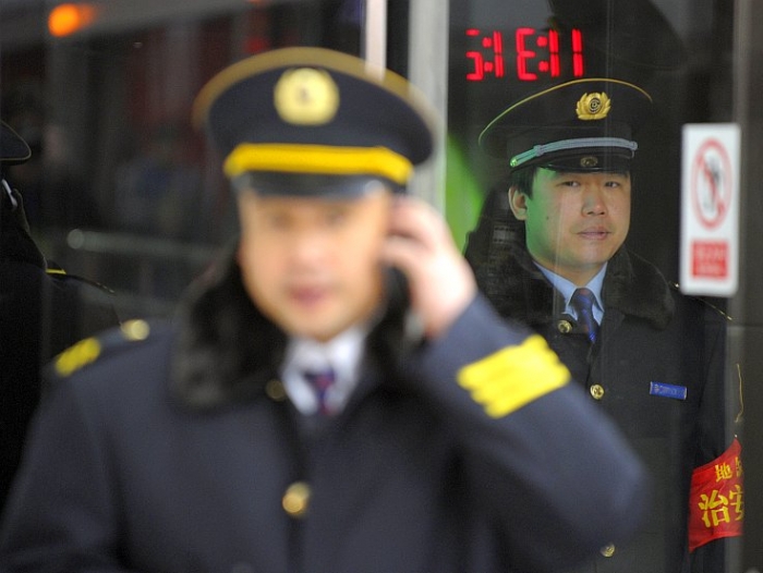Un oficial al reţelei de transport cu metroul din Beijing discută la telefon. Regimul chinez a purtat o campanie de cenzură prin Marele său Firewall, care blochează un anumit număr de termeni consideraţi sensibili pentru regim pe motoarele de căutare pe Internet, pe site-urile mediei sociale şi pe alte website-uri.