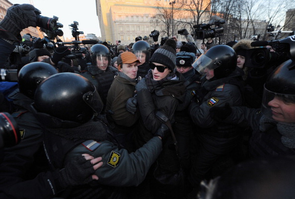 Ofiţeri ruşi de poliţie arestează un activist în timpul unui protest neautorizat al opoziţiei. Dizidenţa rusă marchează un an de la începutul protestelor împotriva lui Vladimir Putin, la Moscova, 15 decembrie 2012. (Andrew Smirnov / AFP / Getty Images)