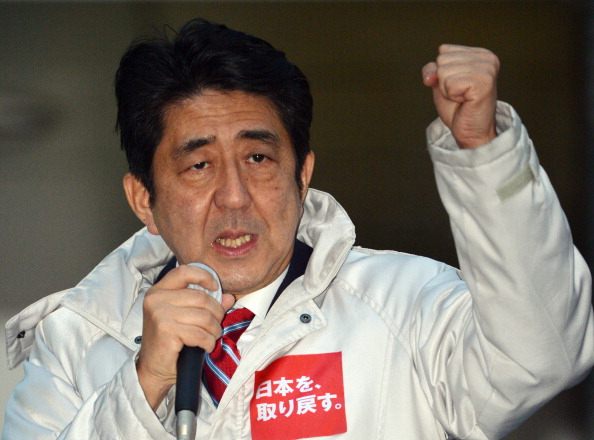 Shinzo Abe, liderul Partidului Liberal Democrat (PLDM), principala formaţiune de opoziţie a Japoniei, gesticulează în timpul campaniei de susţinere a candidatului partidului său în oraşul Matsudo.