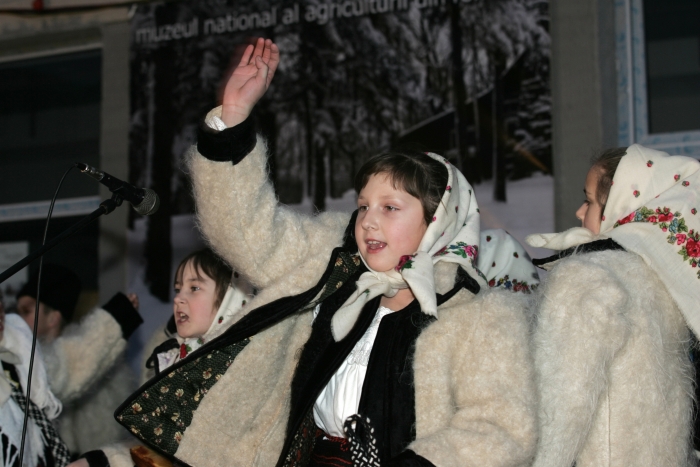 Datini şi obiceiuri de iarnă la români. Copii colindând