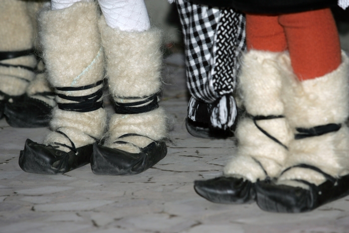 Datini şi obiceiuri de iarnă la români. Copii colindând