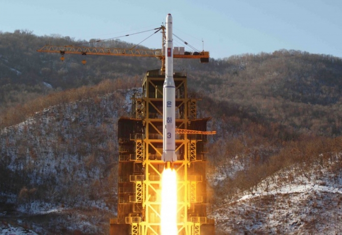 Racheta coreeană Unha-3, cu satelitul Kwangmyongsong-3, decolând de pe rampa de lansare Coreea de Nord