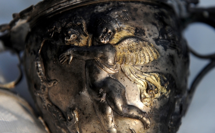 Un pahar de argint placat cu aur descoperit într-un mormânt tracic datând din sec.1 e.n. Din cele mai vechi timpuri oamenii au folosit metalele preţioase pentru calităţile lor deosebite.