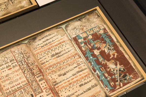 În imagine este surprinsă la Librăria Saxon State din Dresden, Germania, una dintre ultimele pagini ale Codexului Dresden din secolul al 12-lea, cunoscut si sub numele de ‘Codex Dresdensis’, unul dintre cele 4 manuscrise maya care încă există în lume şi care împreună sugerează că civilizaţia modernă se va sfârşi în 21 decembrie 2012.