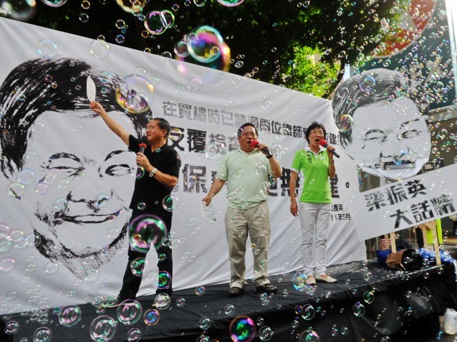 Protestatarii l-au numit mincinos pe noul şef executiv din Hong Kong, Leung Chun-ying, după ce a fost dezvăluit faptul că acesta nu a fost cinstit cu privire la structurile ilegale de la el de acasa. Noua conducere din China a început să-şi afişeze nemulţumirea faţă de Leung Chun-ying, directorul executiv al Hong Kong-ului. (Sung Pi Lung / The Epoch Times)