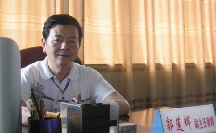 Proeminentul avocat chinez Guo Lianhui în biroul său. Guo a postat recent un articol care apără practicanţii Falun Gong afirmând că aceştia n-ar trebui persecutaţi