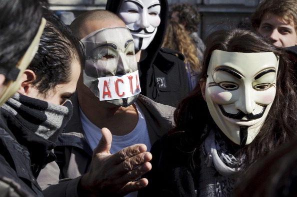 Protestatari cu măşti Guy Fawkes iau parte la un miting împotriva controversatului cadru legislativ ACTA -  Anti-Counterfeiting Trade Agreement (ACTA), 10 martie 2012 în Lyon