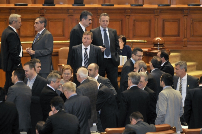 Parlamentul României, vot secret cu bile. În imagine un grup USL de parlamentari