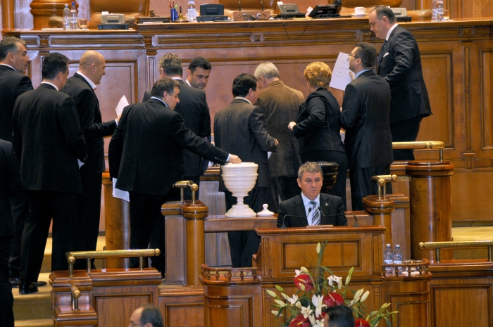 Parlamentul României, vot secret cu bile. În imagine un grup USL de parlamentari (Epoch Times România)