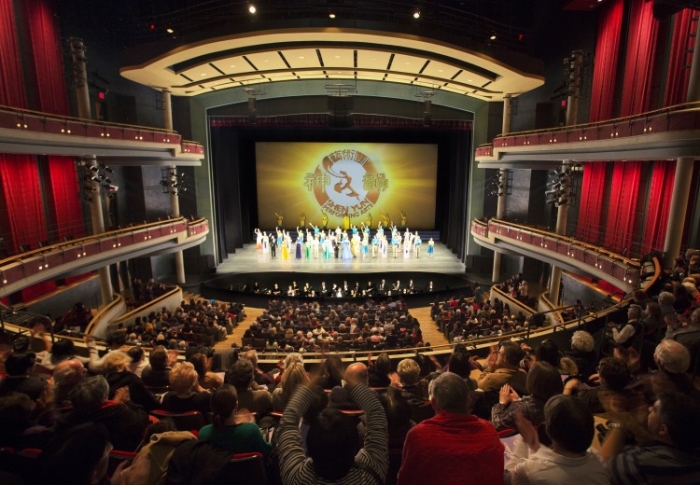 Publicul aplaudă după terminarea spectacolului de deschidere al Shen Yun Performing Arts în Mississauga (Evan Ning / The Epoch Times)