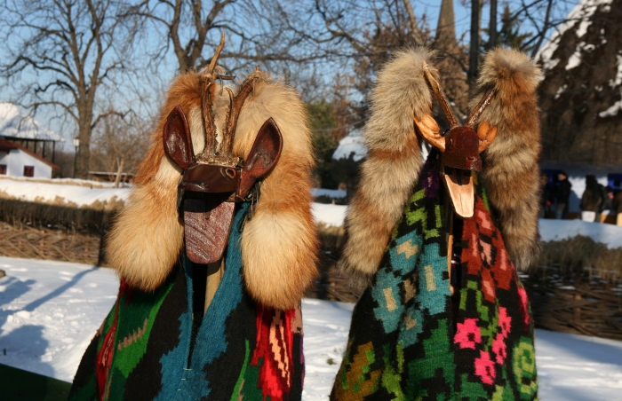 Datini şi obiceiuri la români cu prilejul Sărbătorilor de iarnă