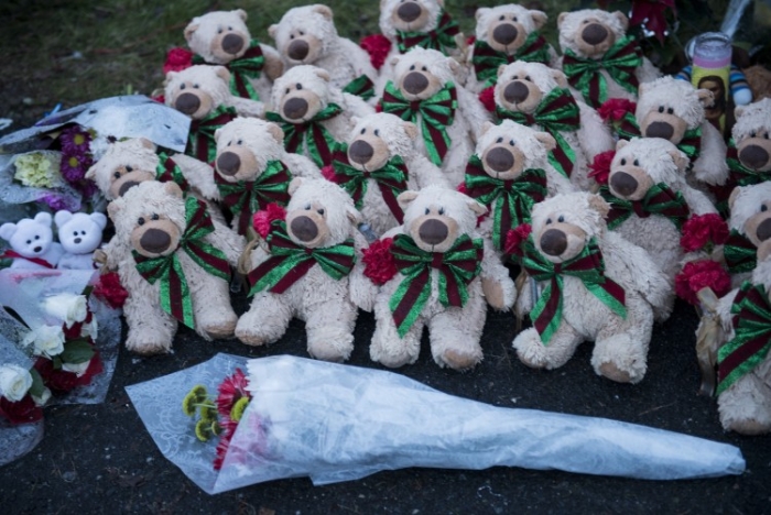 Jucării şi flori la un eveniment de comemorare a masacrului din Newtown, 18  decembrie 2012