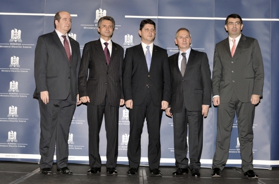 150 de ani de diplomaţie românească,acordarea de diplome unor diplomaţi  români pentru activitatea din 2012 de către Titus Corlăţean.În imagine,  Sorin Ducaru, Ion Jinga, Titus Corlăţean, Stelian Stoian şi Robert  Cazaciuc (Epoch Times România)