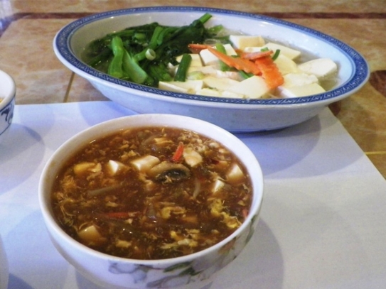 Suan La Tang 酸 辣 汤 (prim-plan), sau supa fierbinte şi acră, este un exemplu foarte bun al echilibrului dintre alimente şi arome. Acest castron de supă, pregătit la Lucky Dragon în Bennington, are caracteristici yang, alături de arome picante, acre (oţet), sărate (ţelină) şi uşor dulci. (Tanya Harrison / The Epoch Times)