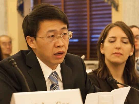 Hu Zhiming, un ofiţer în cadrul forţelor aeriene chineze, dă mărturia în faţa reprezentanţilor Congresului la 18 decembrie. Hu a pierdut totul şi a petrecut peste opt ani în închisoare din cauza persecuţiei Partidului Comunist Chinez împotriva Falun Gong şi refuzului său de a renunţa la credinţa sa. (Lisa Fan / The Epoch Times)