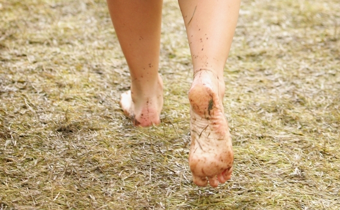 Mergeţi cu picioarele goale prin iarba udă de rouă, pentru stimularea circulaţiei.