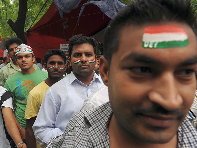 Susţinătorii activistului anti-corupţie Anna Hazare aşteptă la o coadă în timpul unui miting unde Hazare şi-a început greva foamei în New Delhi, India, la 29 iulie 2012