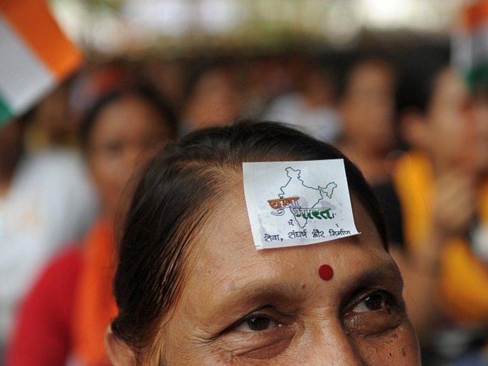 O femeie cu o hartă prinsă pe frunte participă la un protest anti-corupţie în New Delhi, India, pe 9 august 2012.  
 