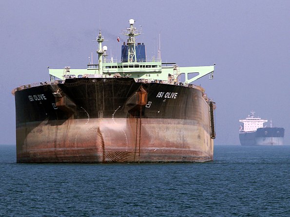 Un petrolier în portul Bandar Abbas, din sudul Iranului, 2 iulie 2012. În relaţiile cu un Iran izolat diplomatic, Republica Populară Chineză pare să-şi balanseze nevoia de petrol şi importanţa legăturilor sale cu Washington-ul