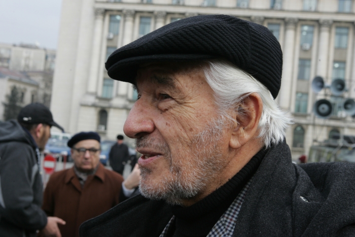 Sergiu Nicolaescu la 16 decembrie 2004, la monumentul dedicat Eroilor Revoluţiei.