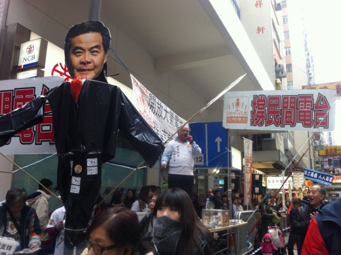 Un manechin al lui Leung Chun-Ying a fost afişat în parada din Hong Kong. Leung este considerat o marionetă a regimului comunist de la Beijing.