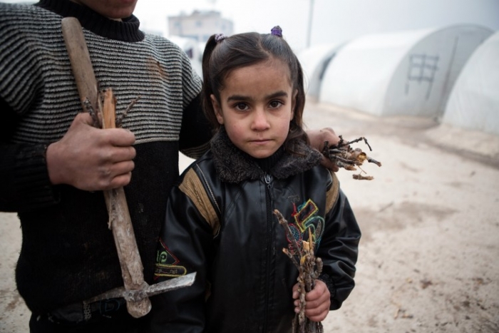 Sirieni adunând lemne într-un lagăr de refugiaţi, la graniţa dintre Siria şi Turcia, 8 ianuarie 2012 (AFP / Getty Images)