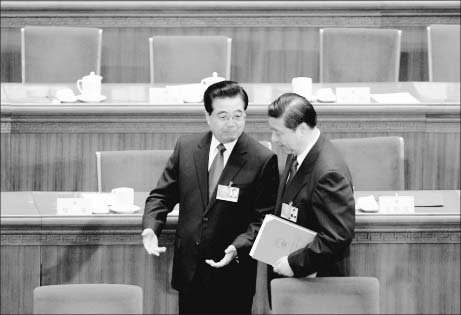 Noul şef al Partidul Xi Jinping (dreapta) şi liderul dinaintea lui, Hu Jintao. Dupa cel de-al XVIII-lea Congres din ultimul an, echipa Hu-Xi şi-a desemnat oamenii de încredere în poziţii cheie în Comitetul Central al Partidului, Comisia Militară Centrală, Consiliul de Stat şi în comitetele provinciale, lăsând facţiunii precedentului şef al Partidului Jiang Zemin doar o mică majoritate în Comitetul Permanent al Biroului Politic.