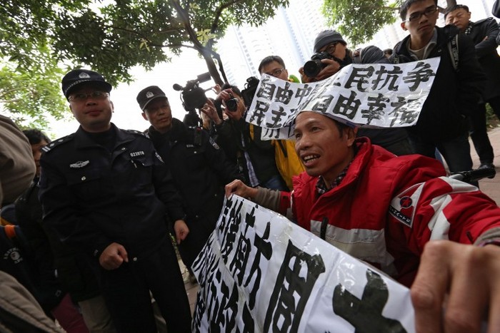 Poliţia impasibilă, în cazul unui protest pentru libertatea presei în Guangzhou, sudul Chinei, 9 ianuarie 2013