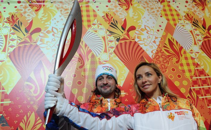 Torţa olimpică şi uniformele de iarnă pe care le  vor îmbrăca sportivii ruşi la JO 2014 de iarnă din staţiunea Soci.