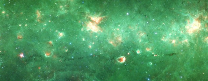 Cercetătorii au identificat primul "os" al Căii Lactee - o linie de praf si gaz care apare închisă la culoare în imaginea în infraroşu obţinută cu telescopul Spitzer