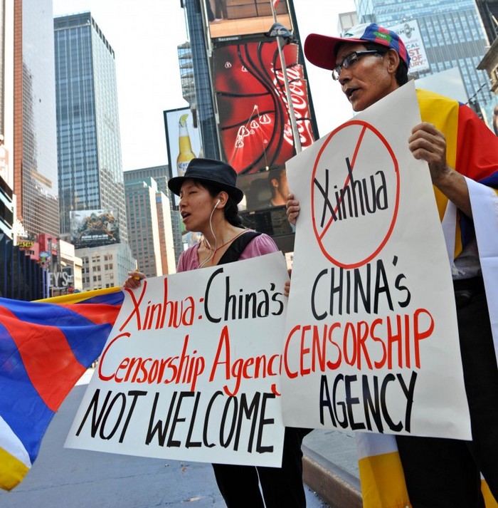 Studenţii de la un protest Eliberaţi Tibetul protestează sub un nou panou electronic închiriat de Xinhua (a doua de sus), agenţia de propagandă a regimului chinez, în 2011, în Times Square din New York. Recent, un corector din cadrul Departamentul Central de Propagandă al regimului a publicat online o listă de orientări de propagandă şi cenzură.