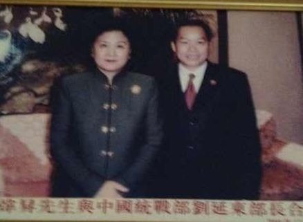 Consilierul de stat Liu Yandong (Stânga), atunci când aceasta a fost şef al Frontului Unit, cu Vincent Hu (Dreapta). Fotografia a fost făcută atunci când relaţia sa cu autorităţile chineze era mai puţin tensionată. Acesta se află acum în închisoare şi este supus torturii după ce a încheiat o afacere proastă, potrivit familiei sale.